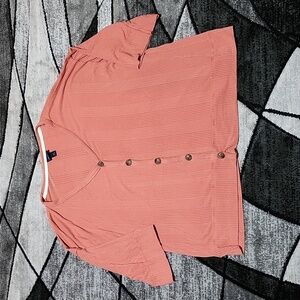 BUCKLE DAYTRIP BUTTON V-NECK RIBBED PEACH SHORT SLEEVE BLOUSE TOP